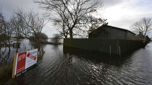 PushBack_US's tweet photo. Troops deployed to build flood barriers as Northern England battered with torrential ... - https://t.co/qhia9QDnCe https://t.co/BEwY9xukBS