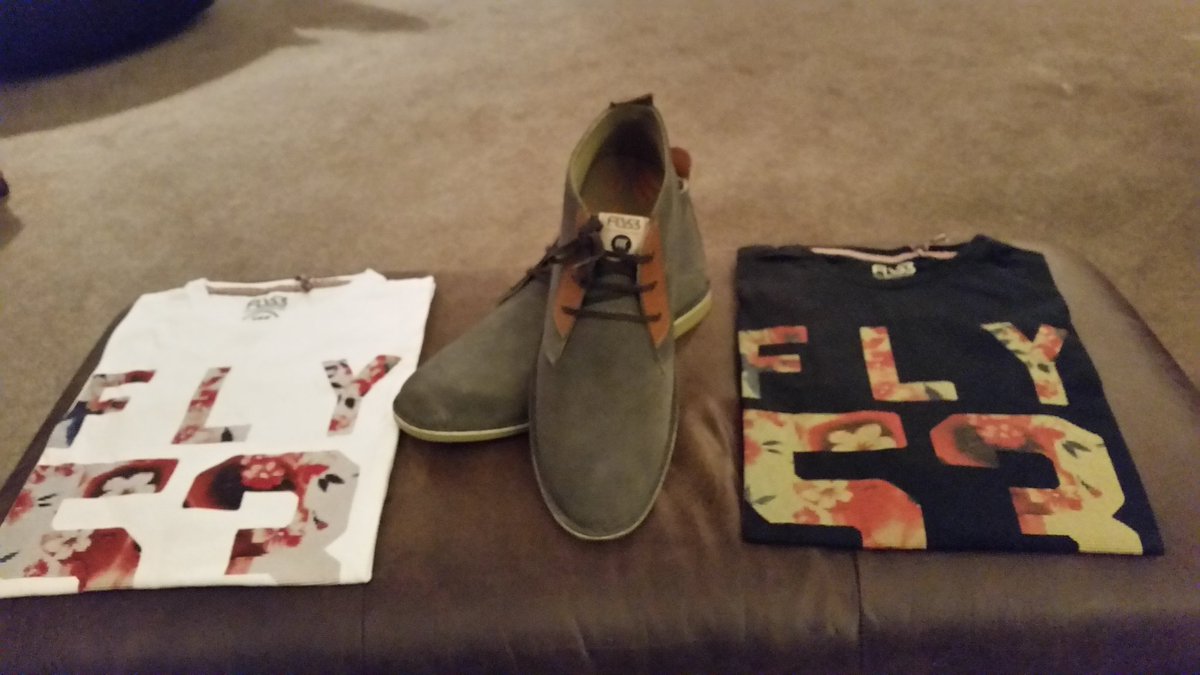 BBullas's tweet photo. @FLY53 unbelievable customer service. Faulty pair of shoes replaced and couple of free tees for good measure 👍 https://t.co/eUx5i0OpvQ