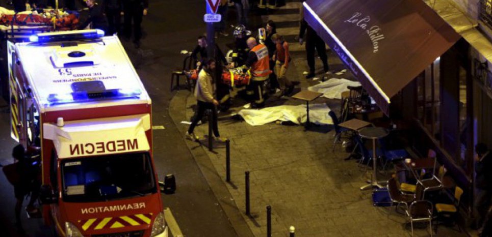 Obsdusoir's tweet photo. #AttaquesParis Un couple séparé dans l'enfer du Carillon > https://t.co/hNVSff4ta4 par @donaldobs https://t.co/y8CtIoe2IG