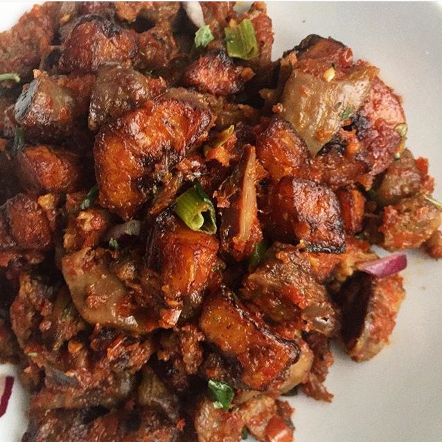 Eatafrican's tweet photo. Red onion, scotch bonnet, sweet peppers and spring onions. By @flavourofthediaspora https://t.co/4zgo9jrz5L