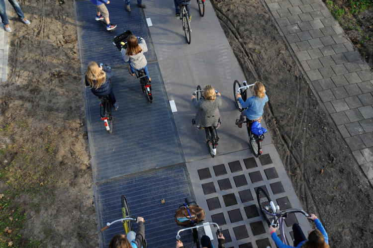 This bike path paved with solar panels shows that all streets could double as power sources: buff.ly/1MxPWnI