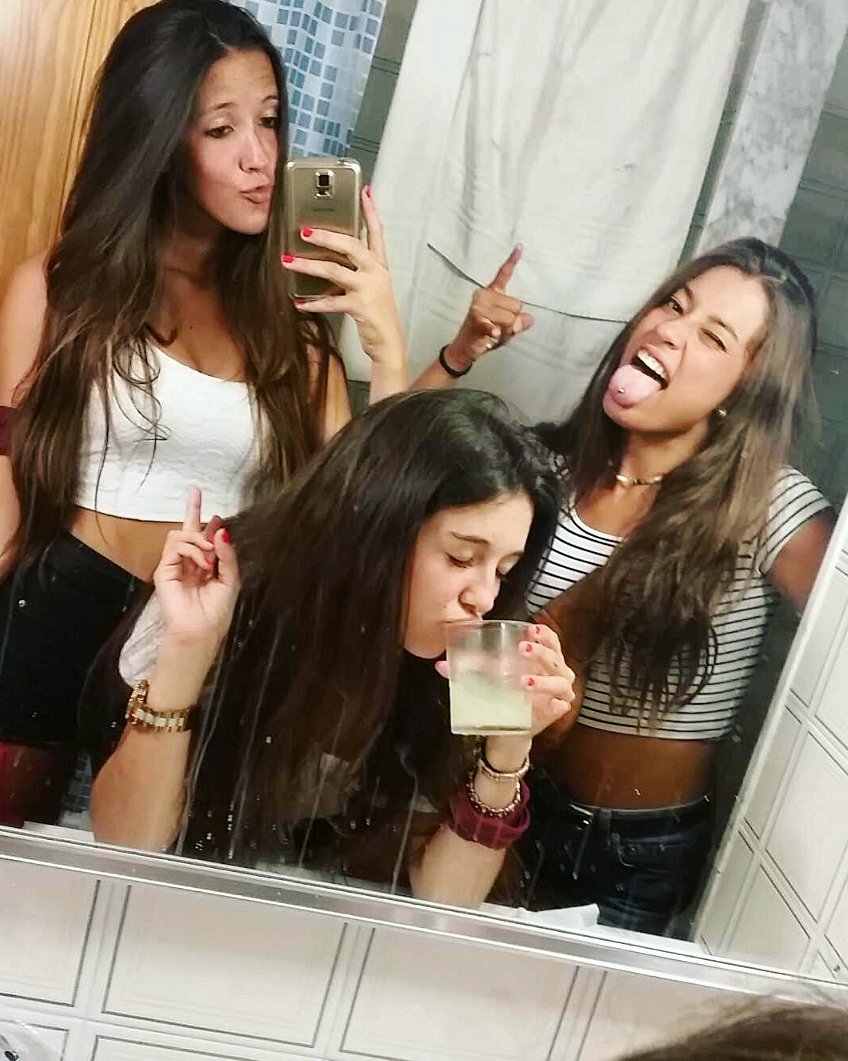 neusencinas7's tweet photo. Para que una botellita? Nosotras somos de más mássssss➕➕👅🙋 #menork https://t.co/Og3bXNryLj