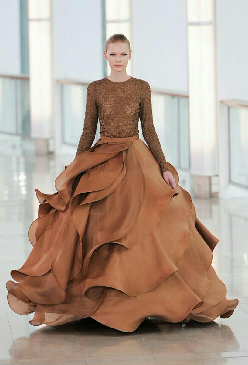 anadom75's tweet photo. Buenas noches a tod@s  #fashionladies  Mis prim.prop.Para el tema de hoy #vestidos de fiestas son👇 #StephaneRolland https://t.co/rJRQnC9FwZ