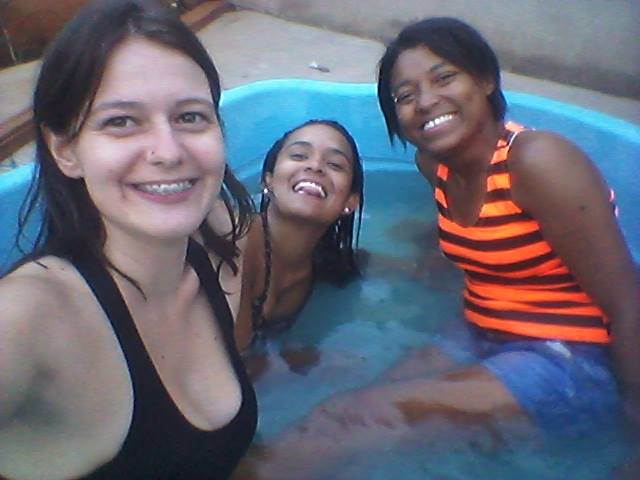 KeehGarciia's tweet photo. Ontem tava muito calor, ou nois q tava bebada? hahaha #piscina #comroupa @GundaaTomaz https://t.co/XUUufeRVAS