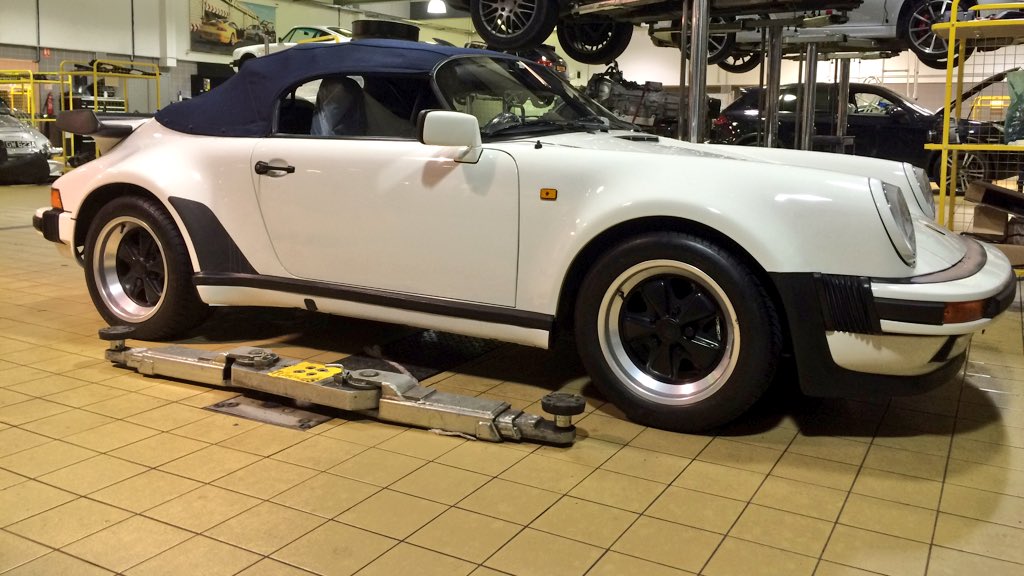 mikemurff's tweet photo. A day in the life at #PorscheHatfield @PorscheRetail Proud to be @PorscheGB #Classic Partner #911 #Speedster #356 https://t.co/ryTfRWSbJL
