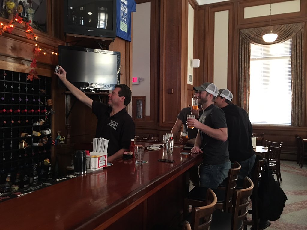 VisitEasternCT's tweet photo. Brewers taking selfies at @willibrew for #CTBeerWeek: https://t.co/VgH4A23ZPa https://t.co/vaztcKYQgu