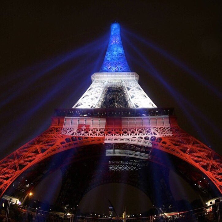 La #TorreEiffel se ilumina con los colores de #Francia por tres días, luego de los atentados #PrayForParis