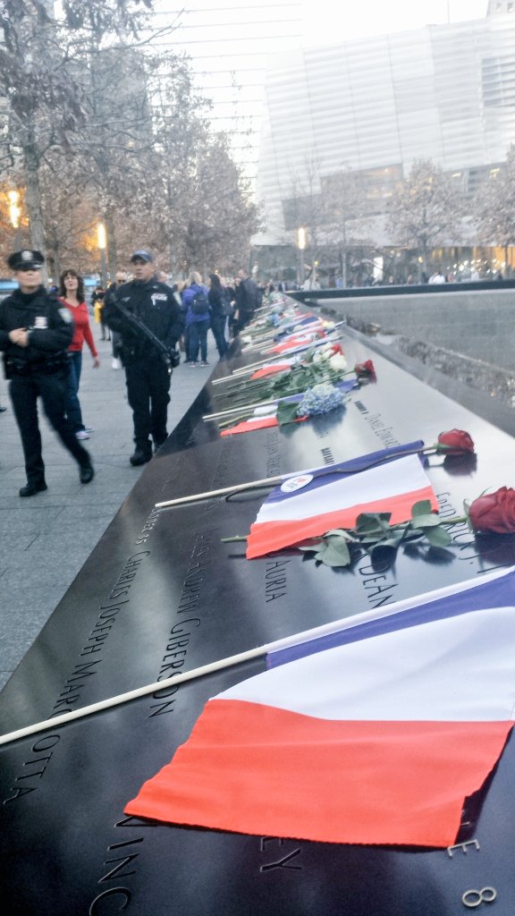 La photo que j'aurais voulu ne jamais prendre. Sur  les margelles des bassins du Mémorial du 11-Septembre à NY.
