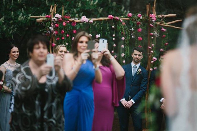 ¿Prohibiríais los móviles en las bodas?.
mujerhoy.com/blogs/hasta-bo…