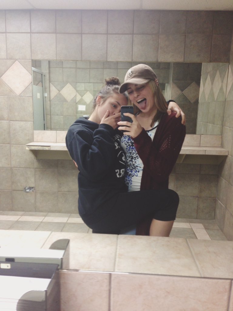 al_grace_'s tweet photo. CUTE FRIENDS TAKE CUTE PICS💛💛💛 #RAYNIE #shessingle https://t.co/afJ9g8NJFI