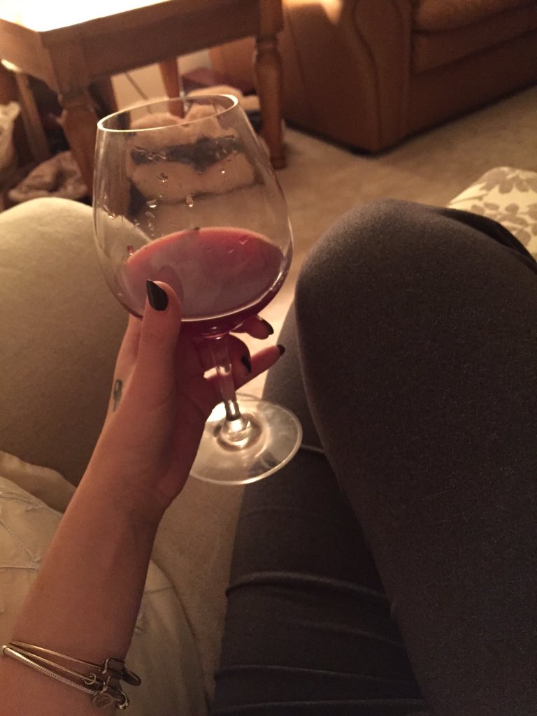 JhickeyXO's tweet image. After these exams this is #muchneeded #cjsprobs 😅🍷📚✏️