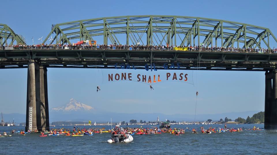 backboneprog's tweet image. "OilGasNoneShellPass” Columbia River Protesting Fossil Fuel Corridor July 2013
#Kayaktivistism #WelcomeToBlockadia