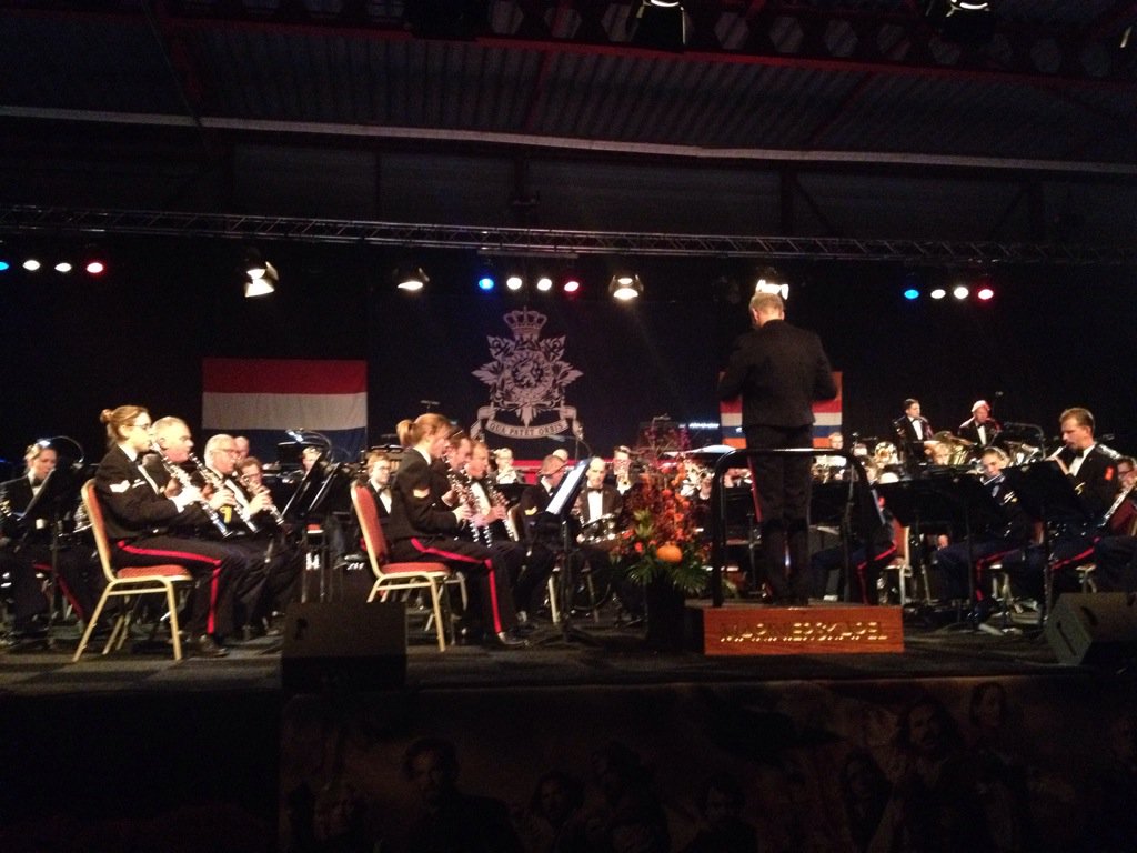 PieterVerhoeve's tweet photo. Voor de veteranen in onze regio gaf de Koninklijke Marinierskapel vanavond weer een gedreven optreden #dank https://t.co/ZLXZQ1JBNq
