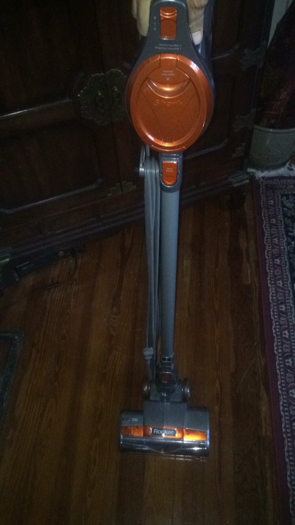 satoquogo's tweet photo. When did vacuuming become fun?! #sharkrocket https://t.co/CgPi9weRb9
