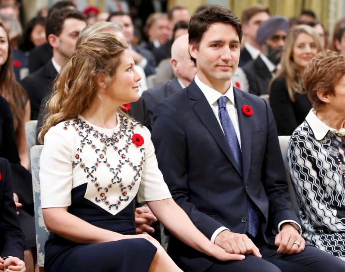 ReutersUK's tweet photo. Canada PM Trudeau sworn in, reveals diverse gender-equal Cabinet https://t.co/U8OAaYLCP6 https://t.co/QHmEiGiGU8
