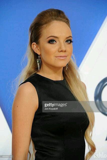 BestofBradbery's tweet photo. SUCH an elegant look from @DBradbery at the #CMAawards ❤️ https://t.co/RYMCnrtmHe