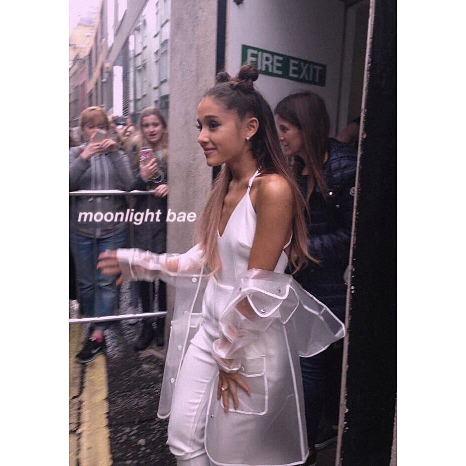 good_ariana's tweet photo. Moonlight bae 💖 // @ArianaGrande https://t.co/L176mNs7et