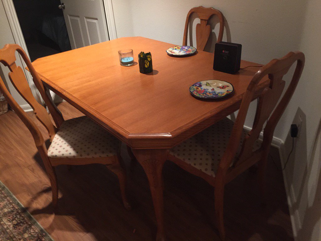 PowellSherl's tweet photo. I am selling "Beauyiful Dinette Set With Two Extra Leaves" on #wallapop https://t.co/dAE4xXFq5j https://t.co/Wkvcmn0ReT