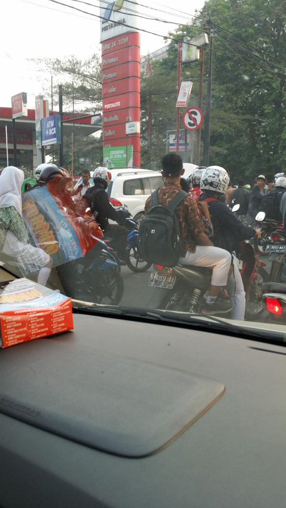 Tandi_Tan's tweet photo. @RadioElshinta lalin d.mogot arah j.gantung pesing hindari lajur bawah flyover krn ada kecelakaan tunggal mobil https://t.co/ik09Pfy3sU