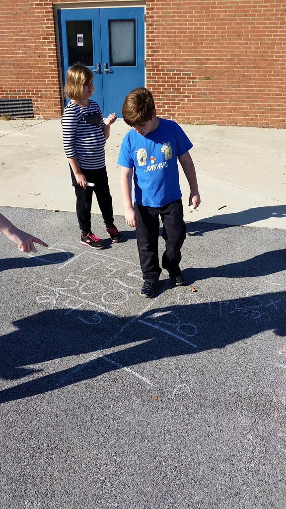 MrsJetsToday's tweet photo. Life size partial quotients! #4thgraderocks #crazyaboutmath @BodkinAACPS https://t.co/URhpaGZB6J