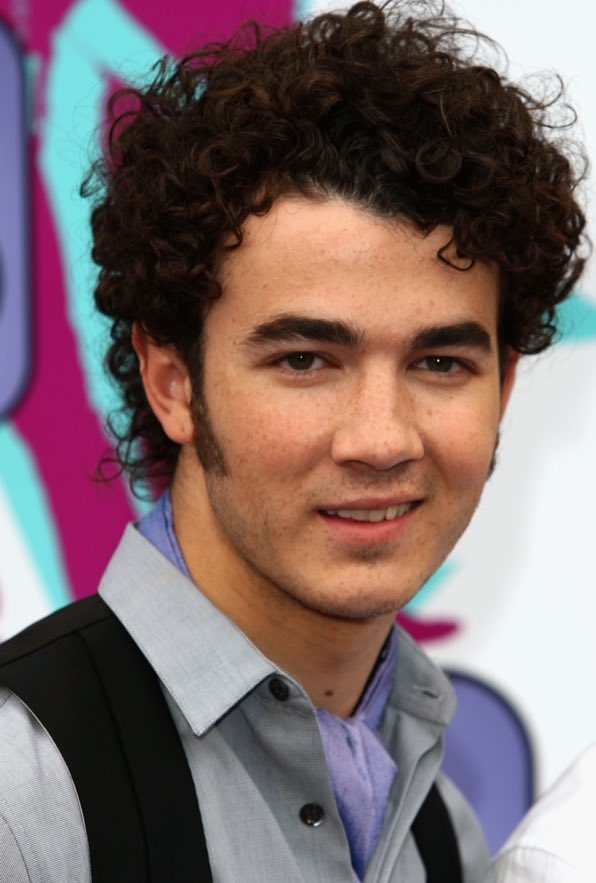 HAPPY BIRTHDAY TO ONE OF OUR THREE FAVORITE JONAS BROTHERS: KEVIN JONAS! 