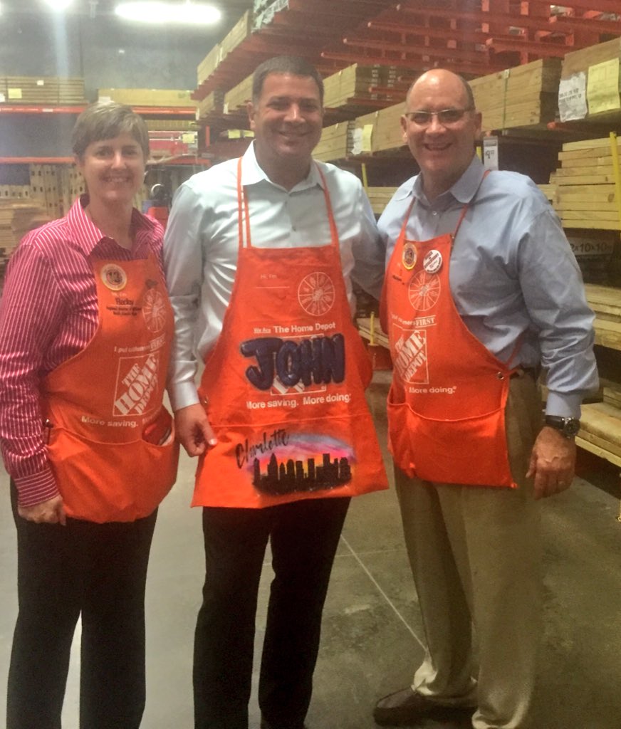 SM @hedrick_tom presenting @JohnChiasson2 a #CharlotteD31Apron #GreatVisit #GreatTakeaways @THDBecky31