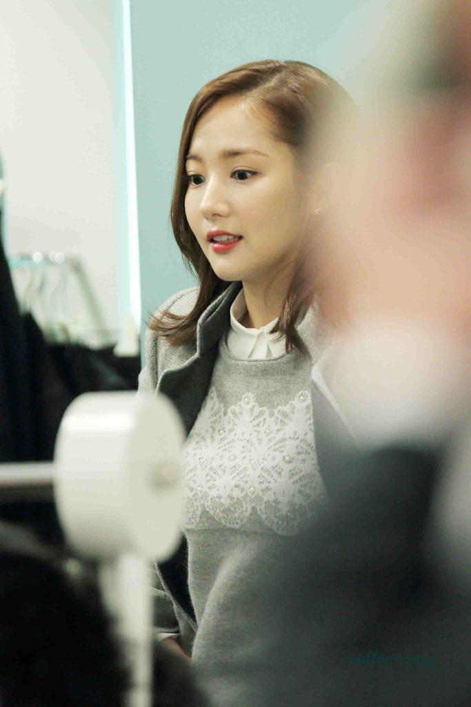 PrettyAngelPMY's tweet photo. [YESTERDAY]
#ParkMinYoung COMPAGNA Fan Signing event.
She's looking more young and young everyday!💆👩👸 #CompagnaQueen https://t.co/VTKttzDQ0b