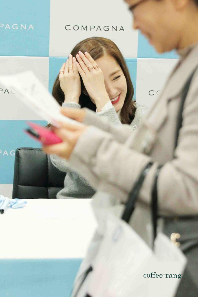 PrettyAngelPMY's tweet photo. [YESTERDAY]
#ParkMinYoung COMPAGNA Fan Signing event.
She's looking more young and young everyday!💆👩👸 #CompagnaQueen https://t.co/VTKttzDQ0b