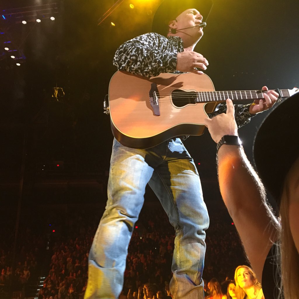 hannahobrieen's tweet photo. Hi Garth #garthinphoenix https://t.co/QFpZhEwilM