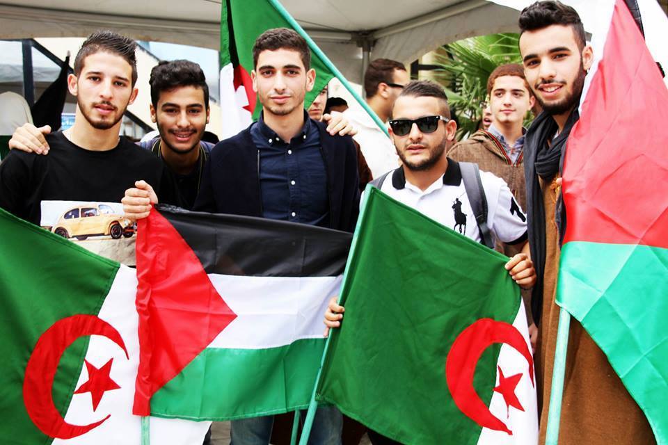 esmazaz's tweet photo. الجزائريون يرفعون الأعلام الفلسطينية خلال الاحتفال بذكرى الثورة الجزائرية 
كل الحب والاحترام
#الجزائر_فلسطين
#فلسطين https://t.co/bWOaTkgJc9