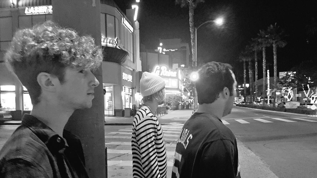 HWEreactions's tweet photo. When you see someone that you don't want to talk to and you try and hide https://t.co/a1MbDNGJU9