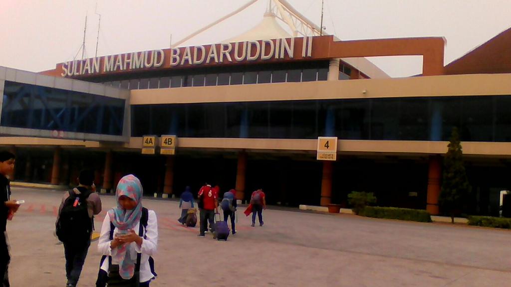 Perwakilan Perguruan Tinggi sebelum dan sesudah di bandara