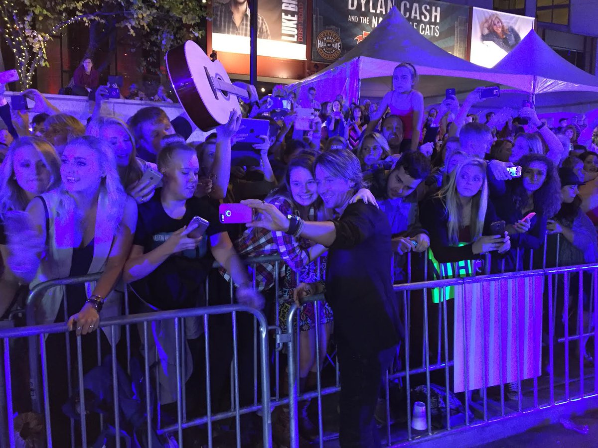KeithUrban's tweet photo. Only 5 MINUTES until the #CMAawards start!!! https://t.co/aghPYEF9eV