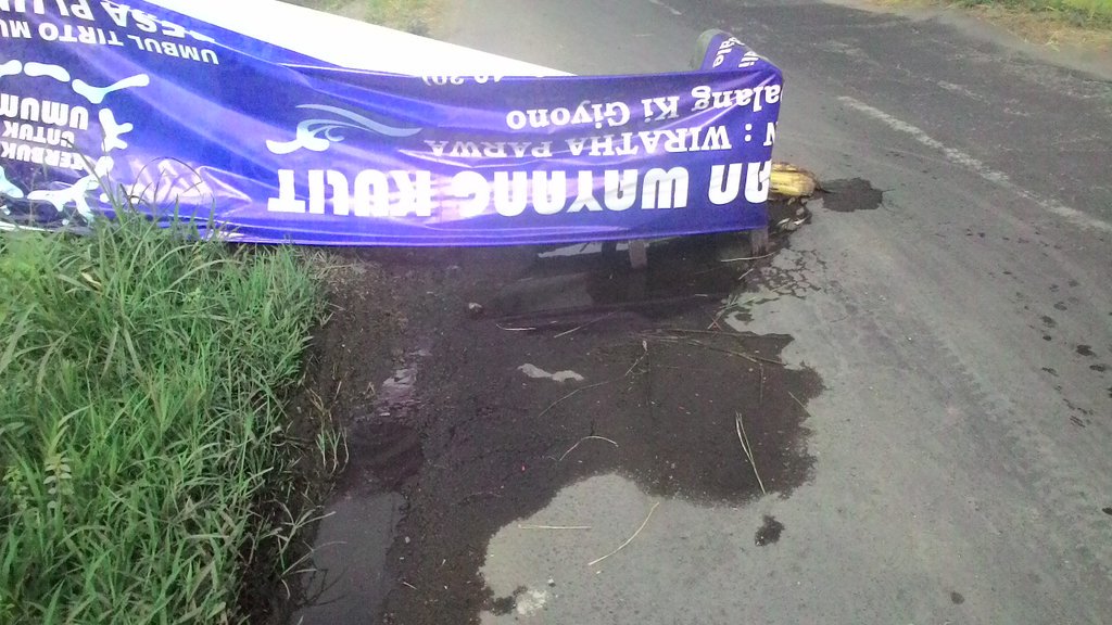 Hati2 Pengendara yg melintas di Jl.Caeng Pluneng Kebonarum ,ada Lubang berbahaya,terutama Malam cc <a href="/kabarklaten/">Kabar Klaten</a>