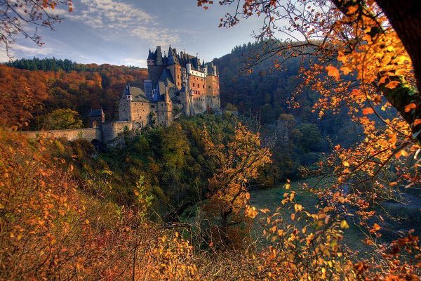German_Pics's tweet photo. Autumn is perfect at Eltz Castle https://t.co/apIimXEpFq