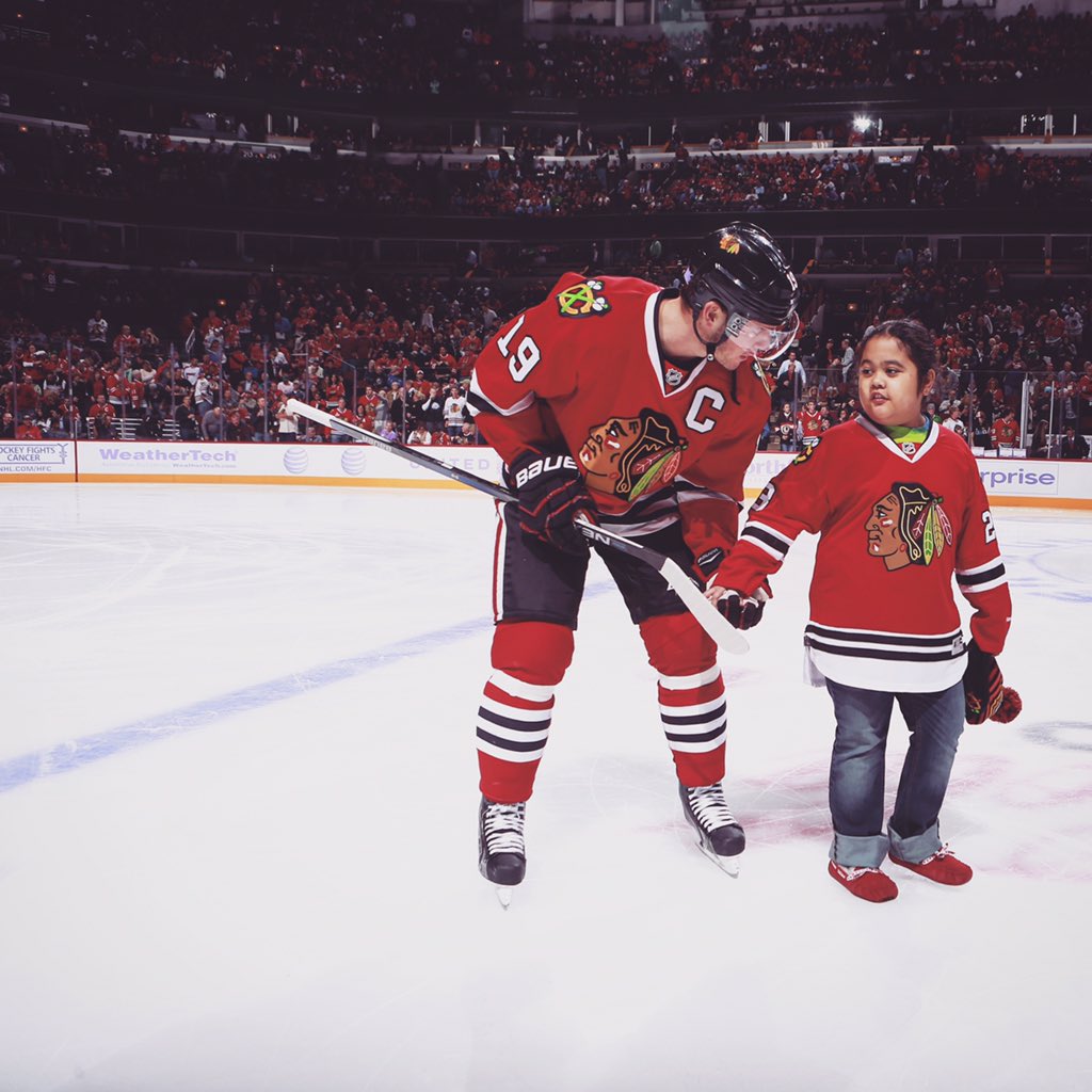 NHLBlackhawks's tweet photo. A few moments from tonight's pregame ceremony. #HockeyFightsCancer https://t.co/vhXFlrqDnd
