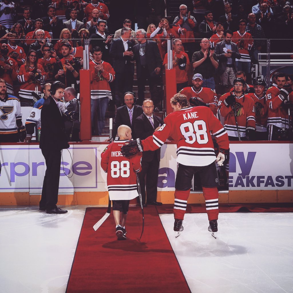 NHLBlackhawks's tweet photo. A few moments from tonight's pregame ceremony. #HockeyFightsCancer https://t.co/vhXFlrqDnd