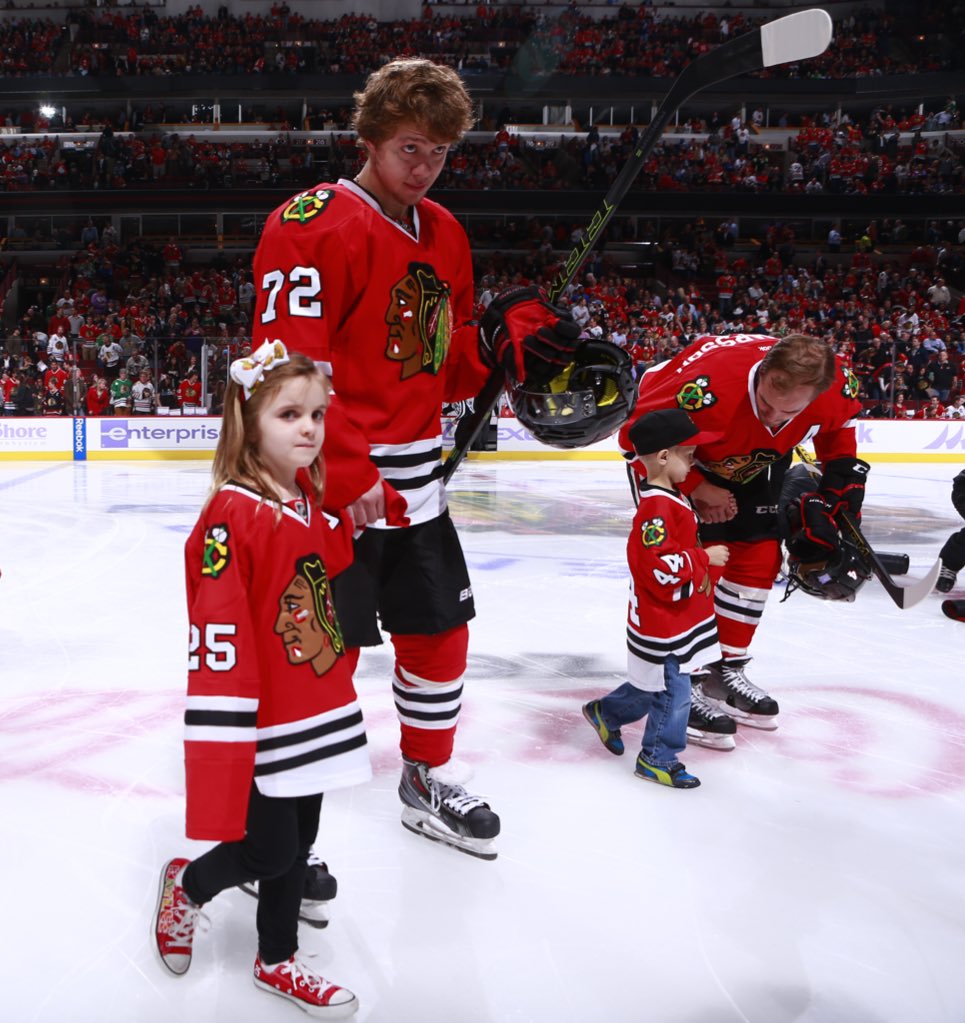 NHLBlackhawks's tweet photo. A few moments from tonight's pregame ceremony. #HockeyFightsCancer https://t.co/vhXFlrqDnd