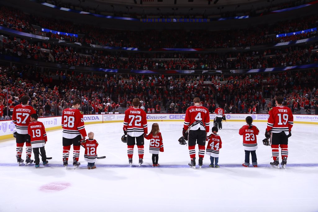 NHLBlackhawks's tweet photo. A few moments from tonight's pregame ceremony. #HockeyFightsCancer https://t.co/vhXFlrqDnd