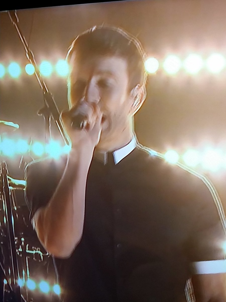 RadioJennRyan's tweet photo. Love me some #SamHunt but he looks like a priest in that outfit! #FatherSam #CMAawards https://t.co/gNoNUPrVvh