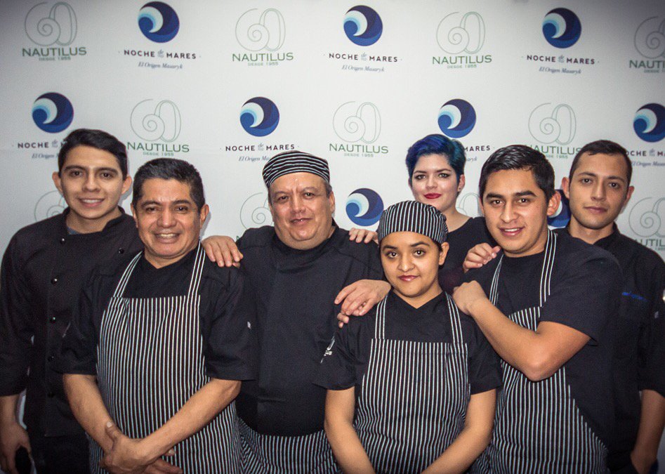 Distinguido y querido #chef de #Nautilus José Luis Salazar con su #staff ¡#HonorAQuienHonorMerece!