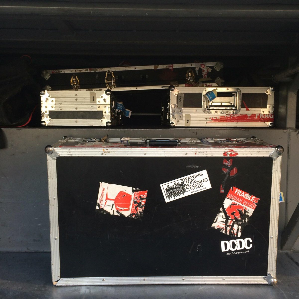 Akhirnya... Rangkaian tur <a href="/bottlesmoker/">Bottlesmoker</a> #DCDCdreamworld dimulai hari ini! Let's go!