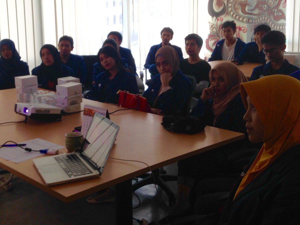 Siang ini, kedatangan temen2 dari STIKOM ITKP. Yeay!