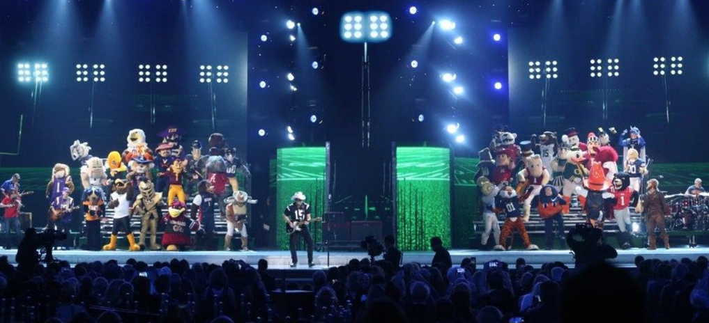darrenrovell's tweet photo. Synergy at CMA's: WME/IMG, which reps Brad Paisley, puts 43 mascots of schools repped by WME/IMG on stage w/him https://t.co/rKmASNm8GK