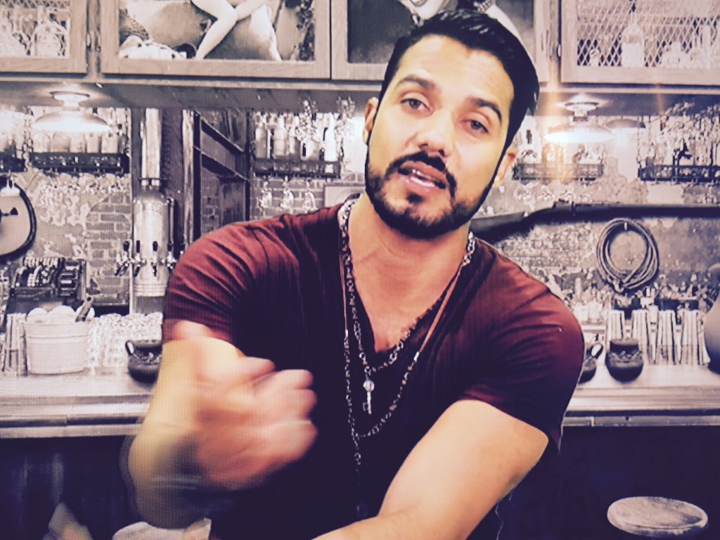 yoortv's tweet photo. ¿Te estás perdiendo a @chrisyoortv en #YoorStyle? Conéctate ya a https://t.co/maX7n0bSIV y opina en el programa. https://t.co/YQv51vRMu9