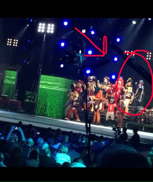 ekerpon13's tweet photo. Duke at the CMA's💙😈💙😈 https://t.co/hEnUZ99Ssi