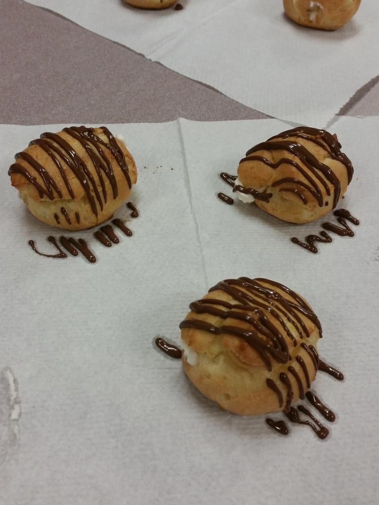 MsYoonHomeEc's tweet photo. These cream puffs by the grade 10 foods class!!! Just amazing👍😃 #homeec #pastry https://t.co/dXjrUwKfvA