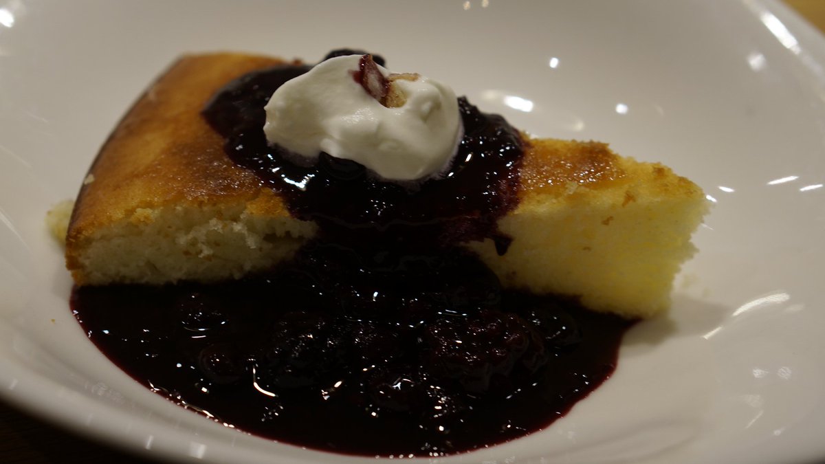myetherealm's tweet photo. Lemon yogurt cake w/ mixed berry compote for dessert! #delonghicooks #multifry @BestOfTorontoTV https://t.co/0nbuwr73p6