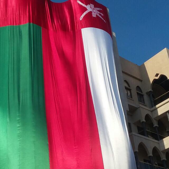 كُن واسعَ القلبِ وإن ضاق المدى
كُن محسنًا ما ضاعَ إحسانٌ
فإذا جفاكَ العالمينُ وأنكروا
يكفيكَ أن قد كنتَ للناسِ الندى