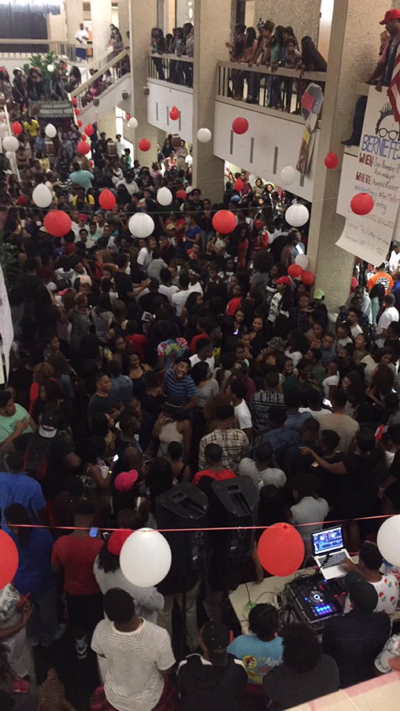 ReggieBegelton's tweet photo. #LUHumpNight #LuHumpday2k15 #LUHomecoming2015 https://t.co/NvtUPHAuur